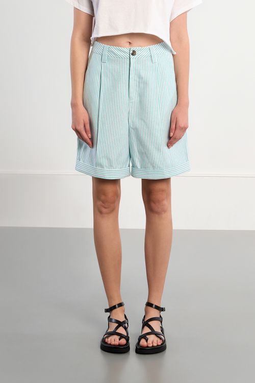 Bermuda de mujer, con estampado de rayas.