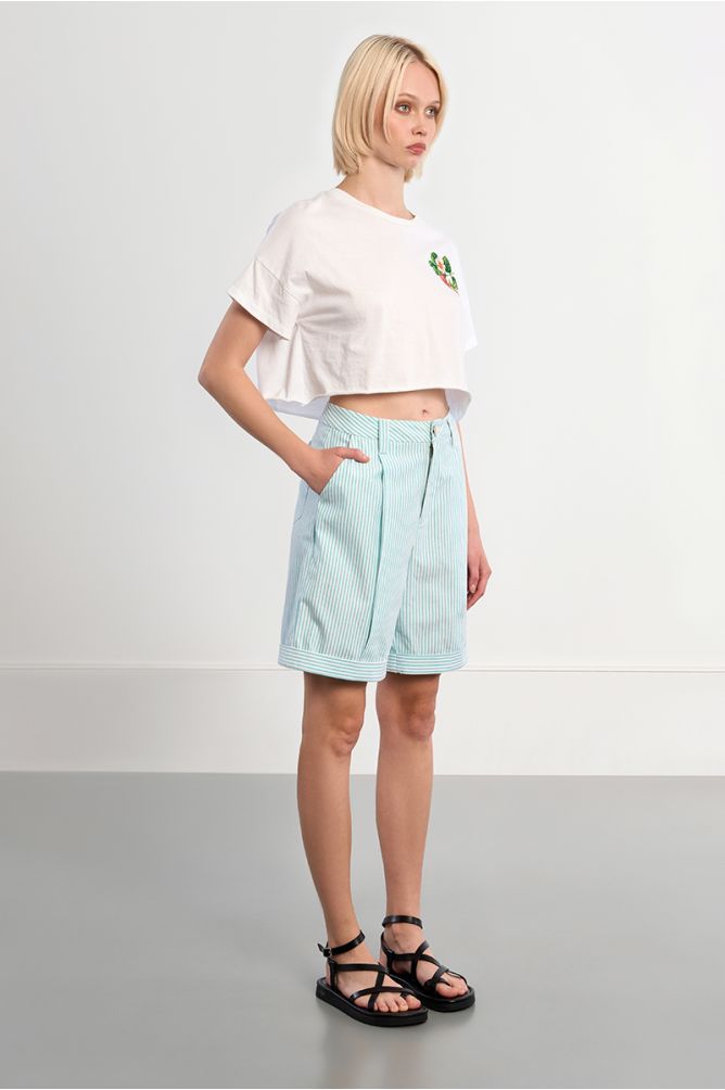 Bermuda de mujer, con estampado de rayas.