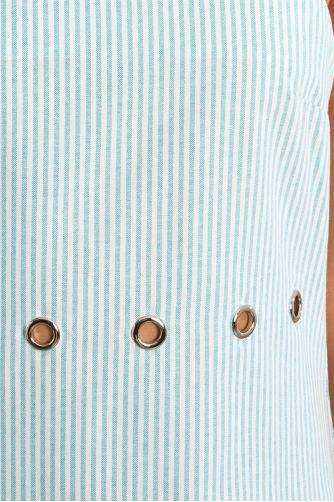 Vestido corto, de tirantes, con estampado y aberturas.