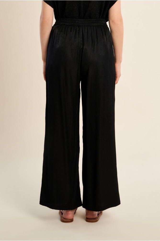 Pantalón de mujer largo, detalle pliegues.