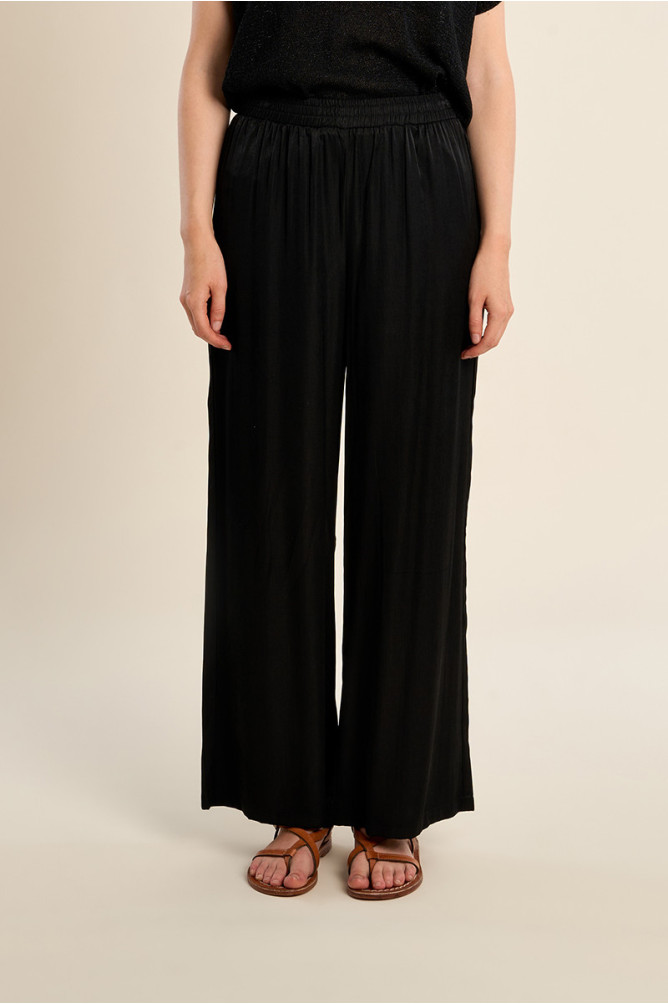 Pantalón de mujer largo, detalle pliegues.