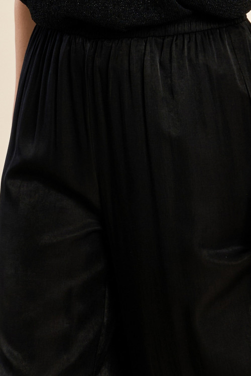 Pantalón de mujer largo, detalle pliegues.