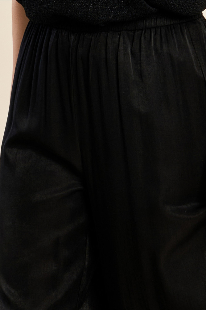 Pantalón de mujer largo, detalle pliegues.