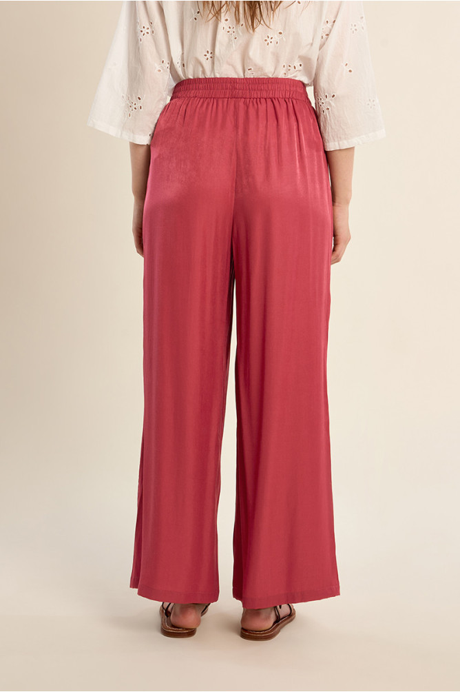 Pantalón de mujer largo, detalle pliegues.