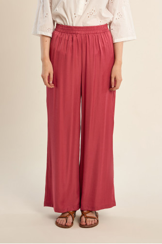 Pantalón de mujer largo, detalle pliegues.