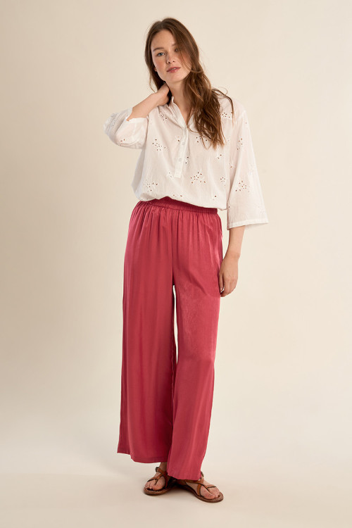 Pantalón de mujer largo, detalle pliegues.