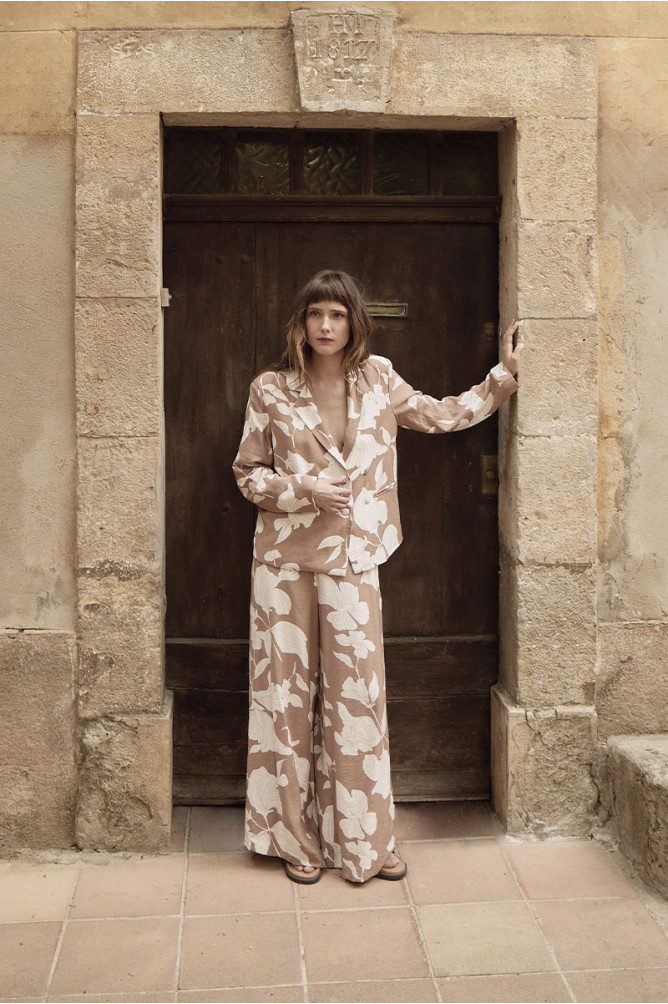 Pantalón de mujer largo, con estampado floral.