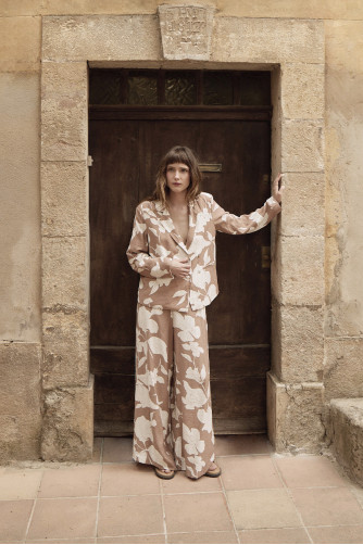 Pantalón de mujer largo, con estampado floral.