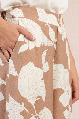 Pantalón de mujer largo, con estampado floral.