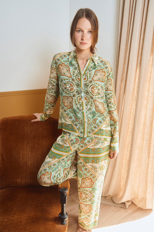 Pantalón de mujer largo, con estampado.