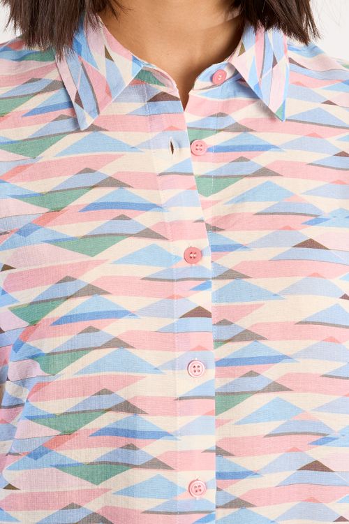 Camisa de mujer de manga corta, con estampado.