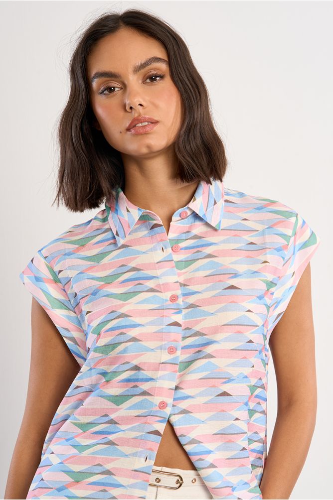 Camisa de mujer de manga corta, con estampado.