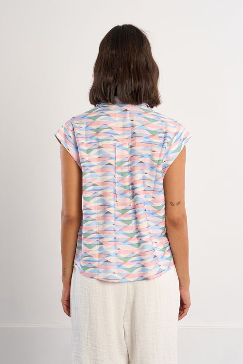 Camisa de mujer de manga corta, con estampado.