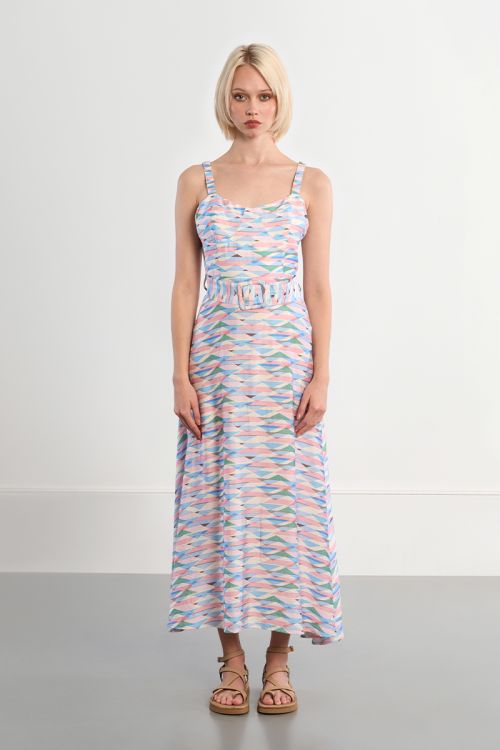 Vestido de mujer largo, de tirantes, con estampado.