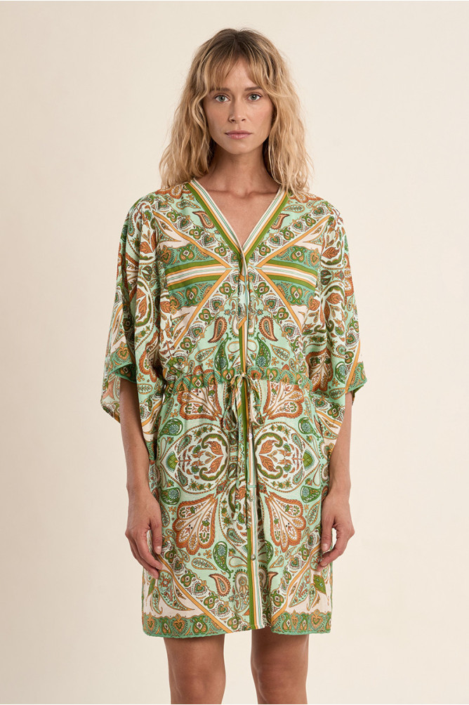 Vestido corto, de manga mariposa, con estampado.