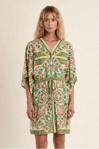 Vestido corto, de manga mariposa, con estampado.