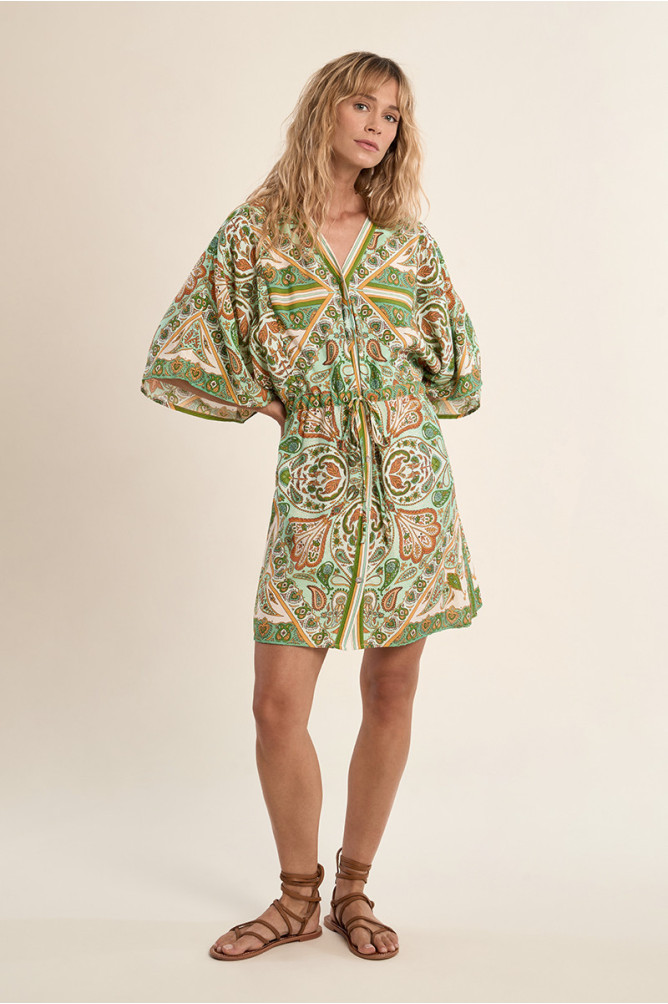 Vestido corto, de manga mariposa, con estampado.