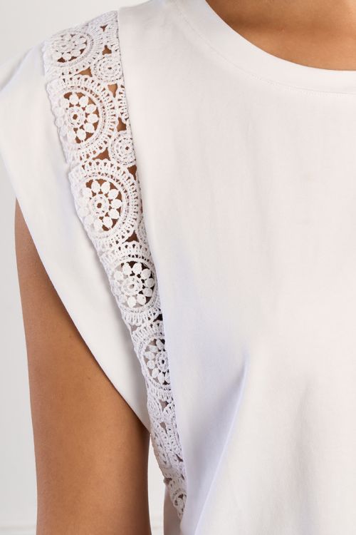 Camiseta de mujer de manga corta amplia, con detalles bordados.