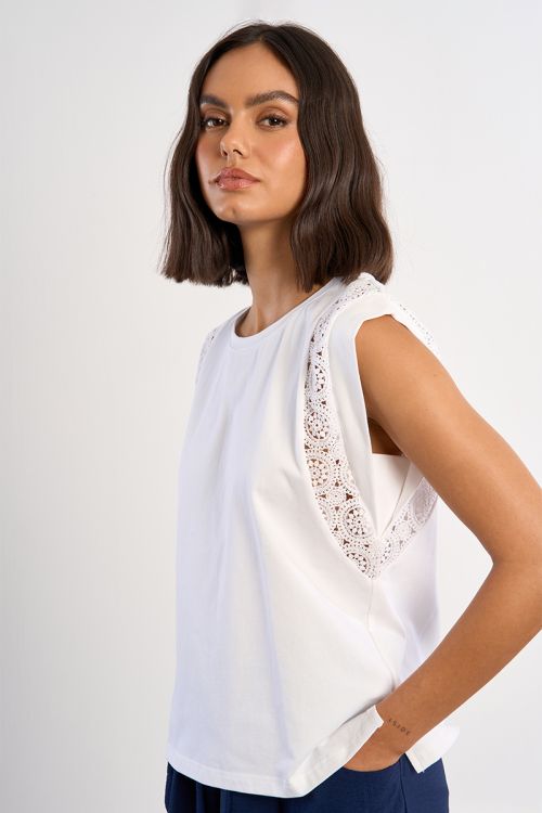 Camiseta de mujer de manga corta amplia, con detalles bordados.