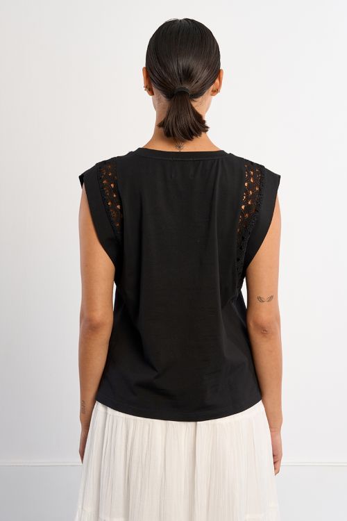 Camiseta de mujer de manga corta amplia, con detalles bordados.