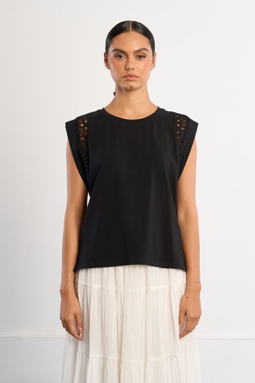Camiseta de mujer de manga corta amplia, con detalles bordados.
