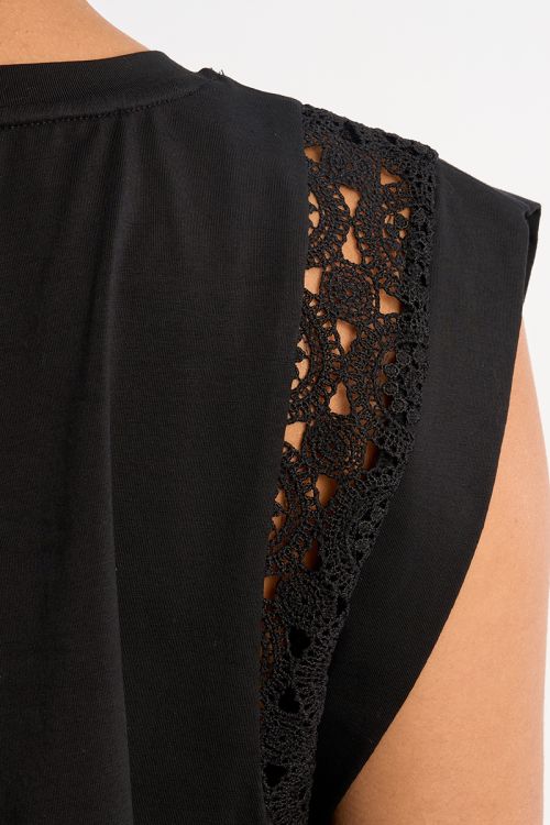Camiseta de mujer de manga corta amplia, con detalles bordados.