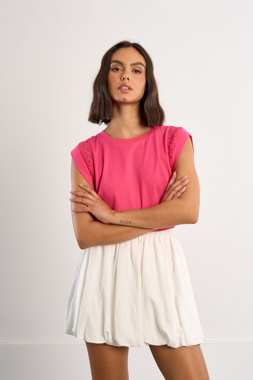 Camiseta de mujer de manga corta amplia, con detalles bordados.