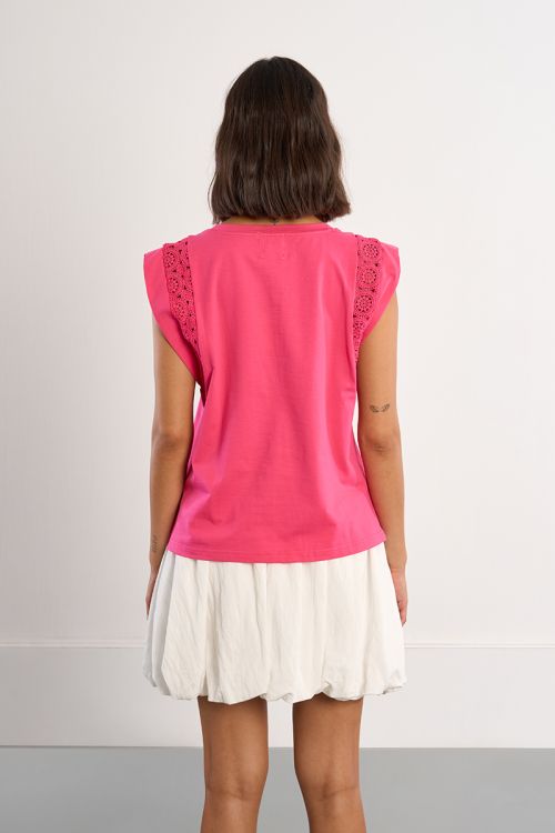 Camiseta de mujer de manga corta amplia, con detalles bordados.