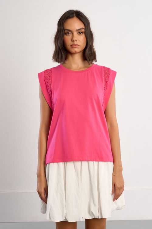 Camiseta de mujer de manga corta amplia, con detalles bordados.
