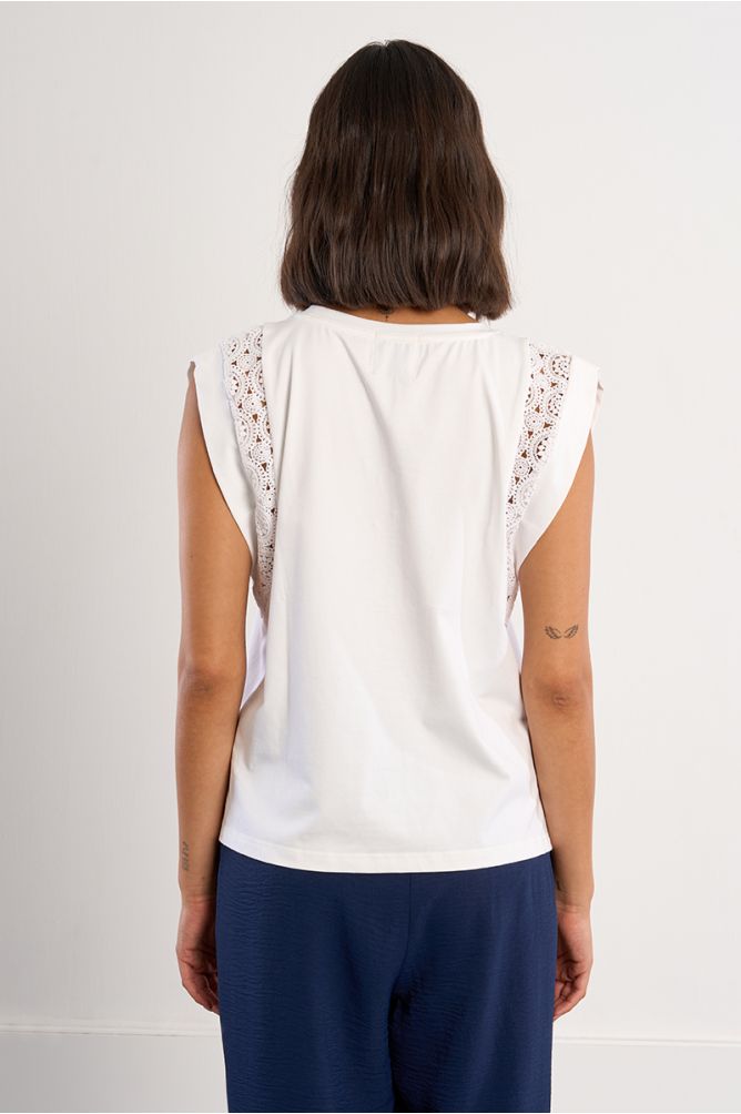 Camiseta de mujer de manga corta amplia, con detalles bordados.