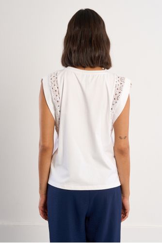 Camiseta de mujer de manga corta amplia, con detalles bordados.