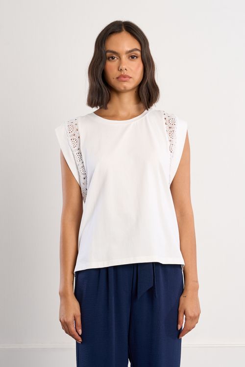 Camiseta de mujer de manga corta amplia, con detalles bordados.