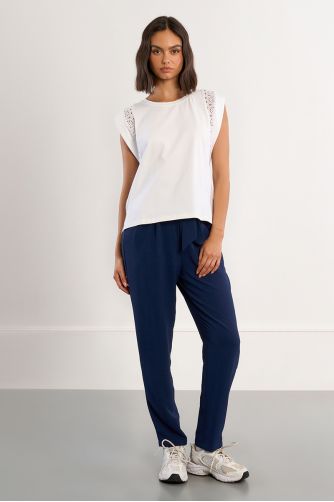 Camiseta de mujer de manga corta amplia, con detalles bordados.