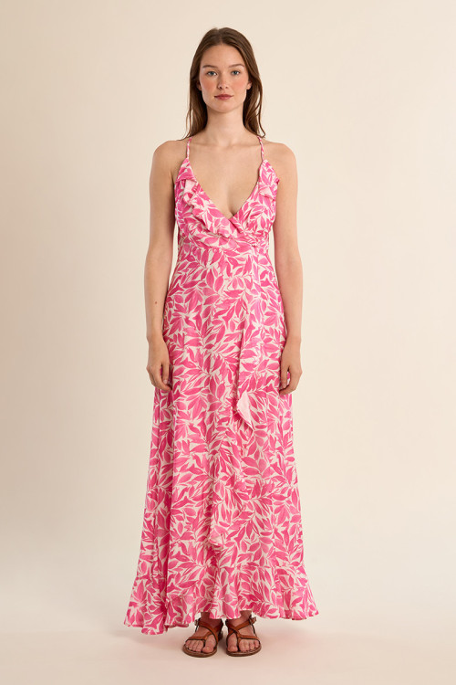 Vestido largo, con estampado y volantes.