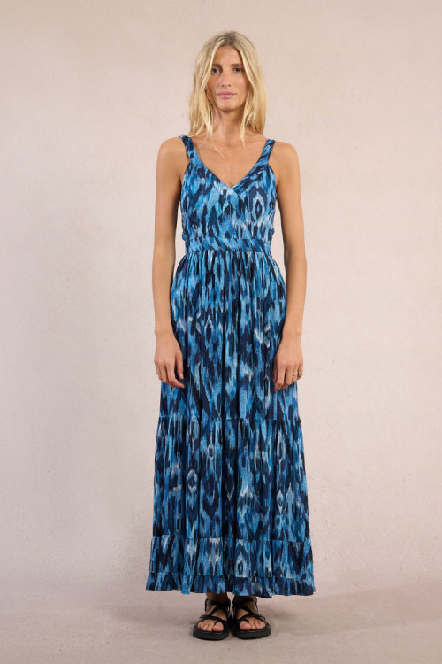 Vestido largo, de tirantes, con estampado y volantes.