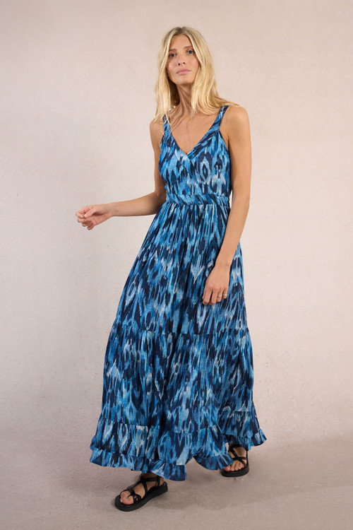 Vestido largo, de tirantes, con estampado y volantes.