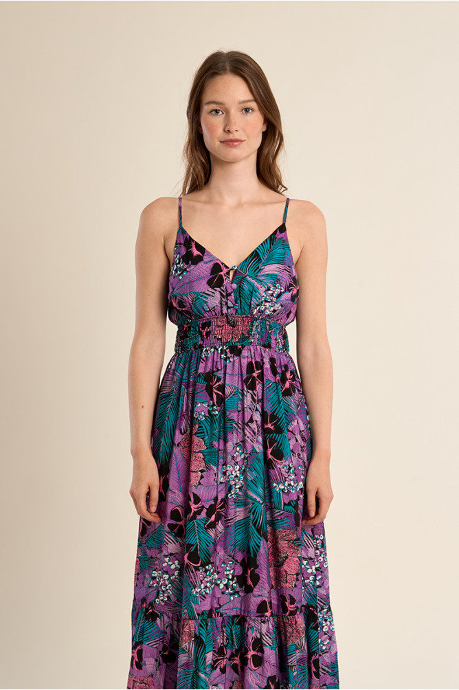 Vestido largo, con estampado y volantes.