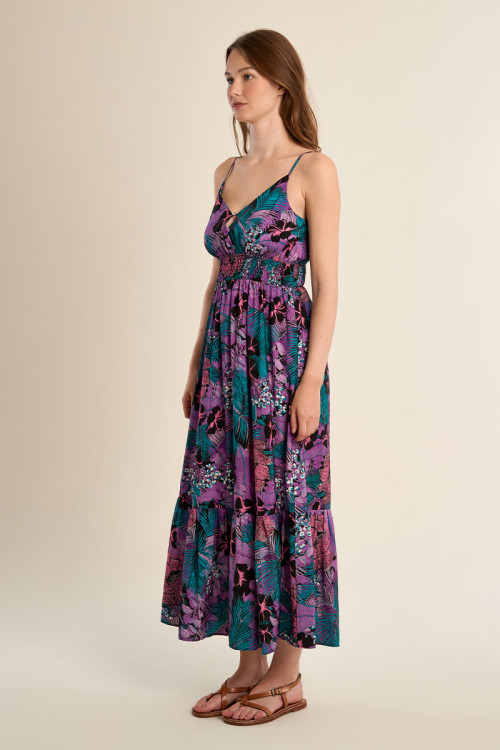 Vestido largo, con estampado y volantes.