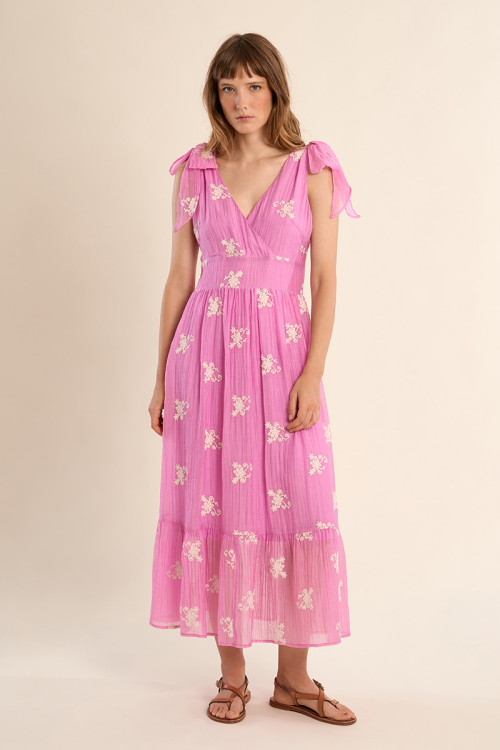 Vestido largo, con lazada y estampado.