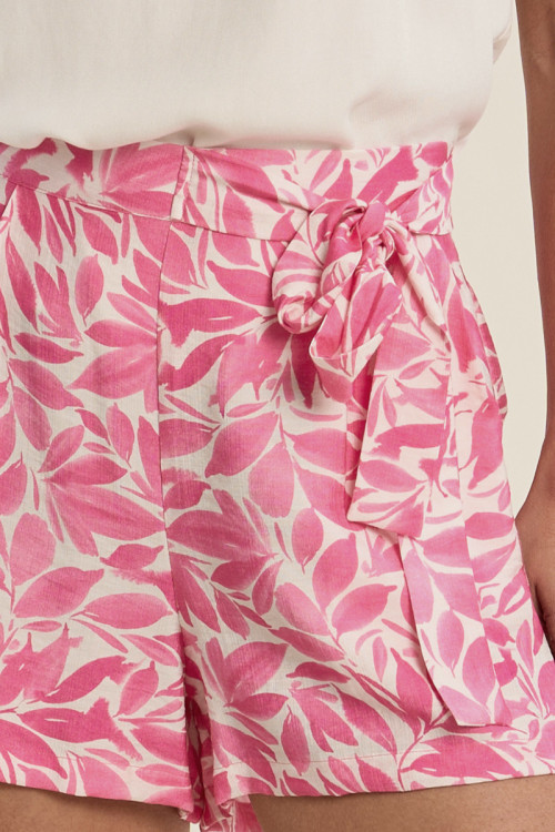 Flowy, high-waisted shorts with floral print