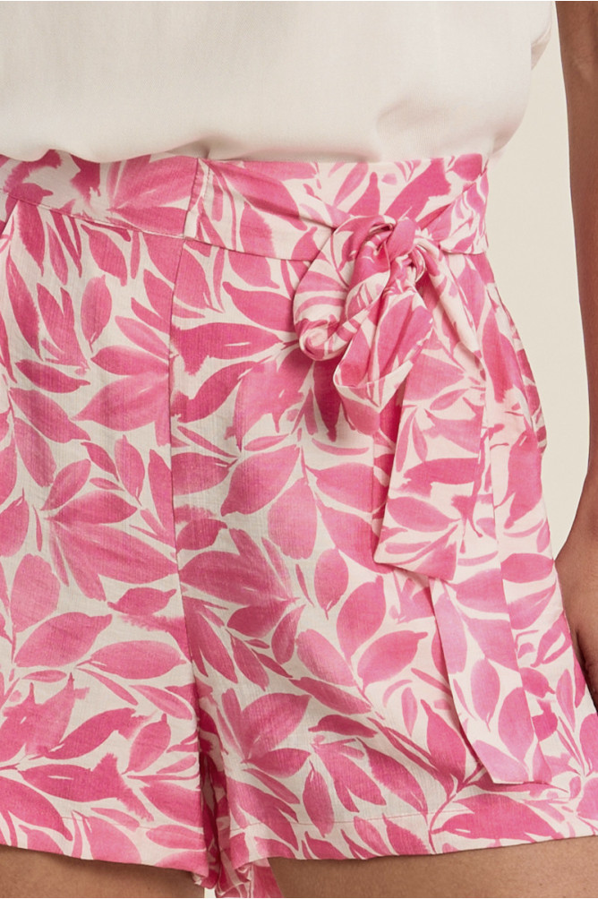 Short de mujer corto, con estampado y lazada.