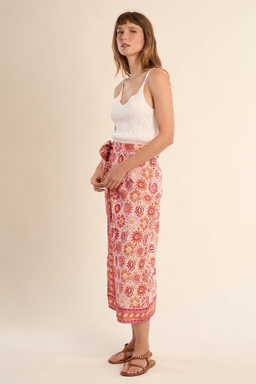 Falda larga, con estampado y lazada.