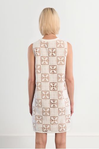 Vestido corto, de manga sisa, bordado.