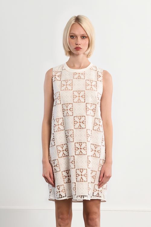 Vestido corto, de manga sisa, bordado.