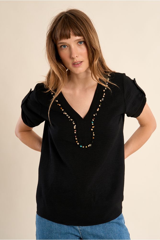 T-shirt with beaded collar