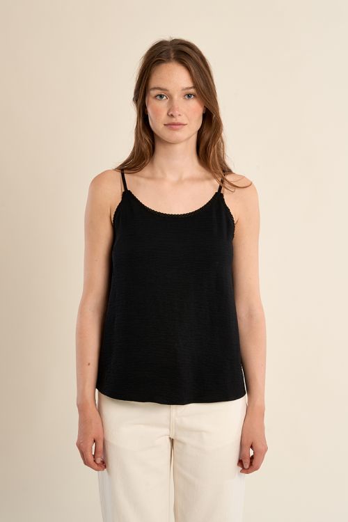 Top de mujer lencero, de tirantes.