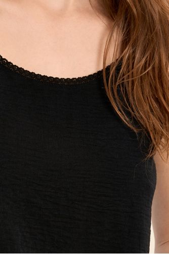 Top de mujer lencero, de tirantes.