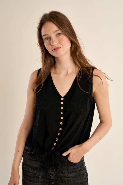 Top de mujer de manga sisa, con botones y lazada.