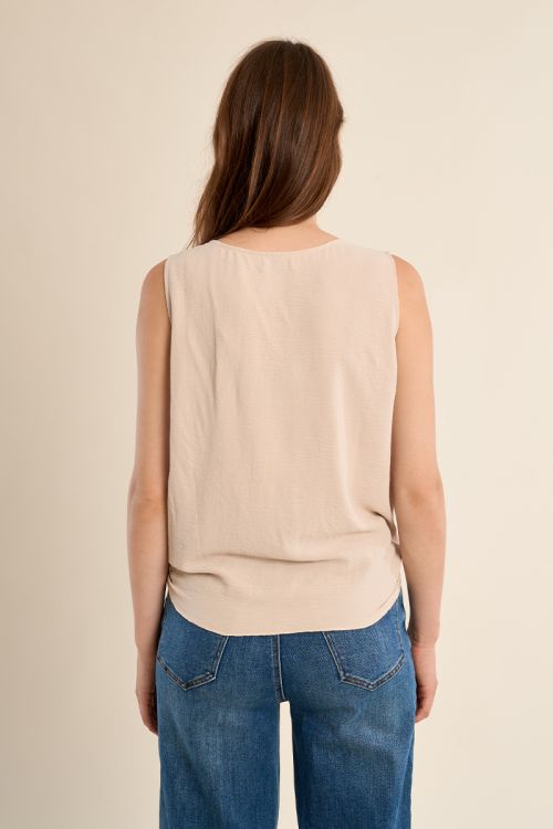 Top de mujer de manga sisa, con botones y lazada.