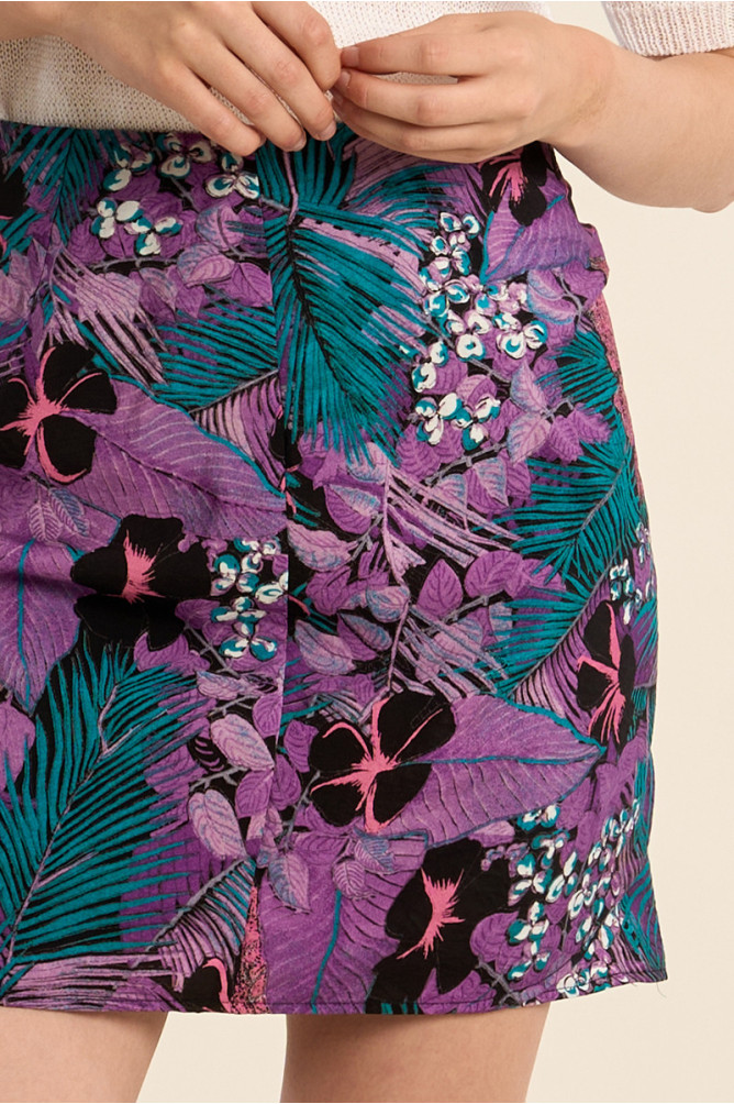 Falda corta, estampado floral.